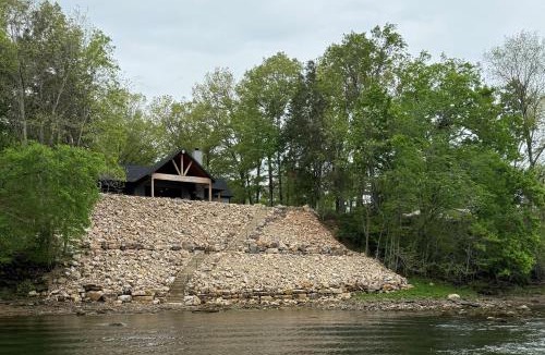 Flippin House | Waterfront Flippin Retreat w/White River Access!