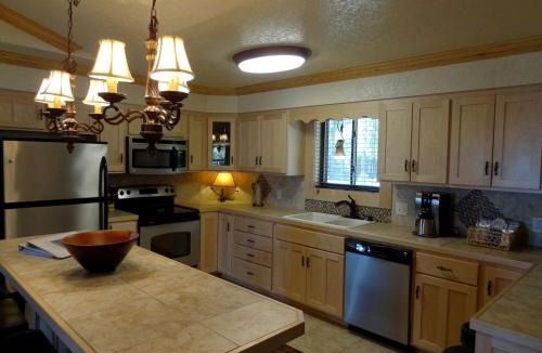 Mount Ida House | Waterfront Group Cottage with Hot-Tub and Pool in Mount Ida, Arkansas