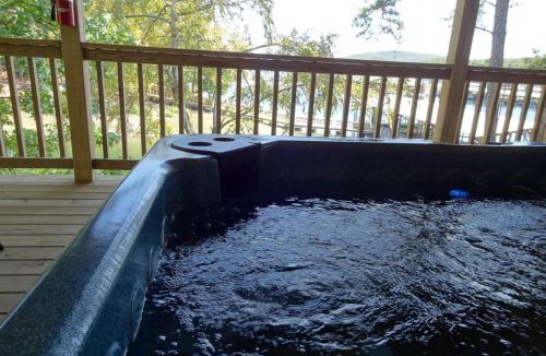 Mount Ida House | Waterfront Group Cottage with Hot-Tub and Pool in Mount Ida, Arkansas