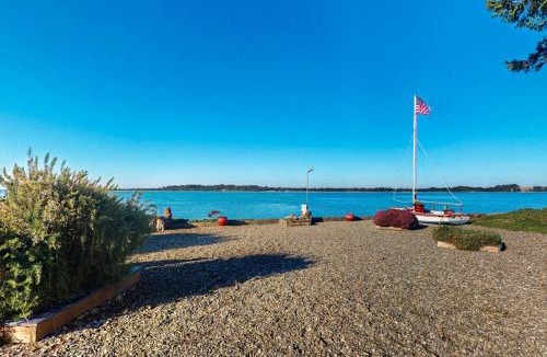 Coos Bay House | Waterfront home with panoramic bay views deck fireplace & beach access