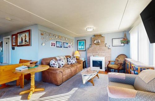 Coos Bay House | Waterfront home with panoramic bay views deck fireplace & beach access