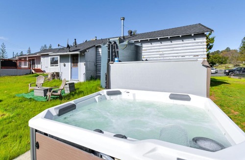 Mariposa House | Waterfront Mariposa Hideaway: Hot Tub & Mtn Views!