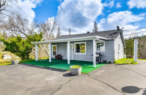 Mariposa House | Waterfront Mariposa Hideaway: Hot Tub & Mtn Views!