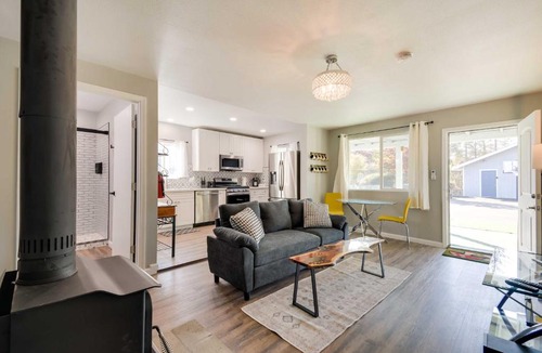 Mariposa House | Waterfront Mariposa Hideaway: Hot Tub & Mtn Views!