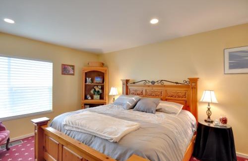 Newport House | Waterfront Oregon Abode w/Balcony & Ocean Views!