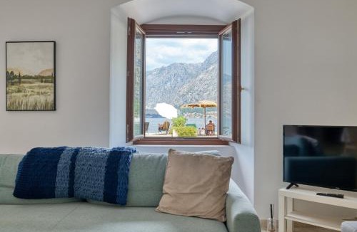 Pricelje Apartment | Waterfront Palace apartment by MN Property