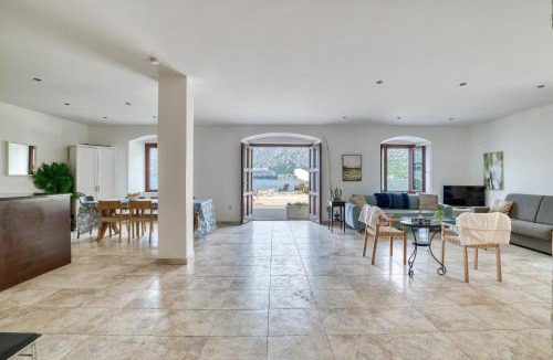Pricelje Apartment | Waterfront Palace apartment by MN Property