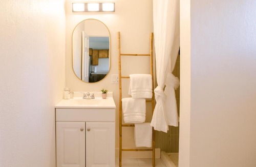 Gold Hill Hotel | Waterfront River Apartments