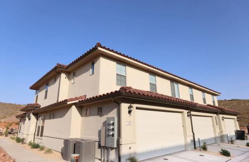 Sienna Hills House | Waterpark Retreat w/Lazy River, Pickleball Courts