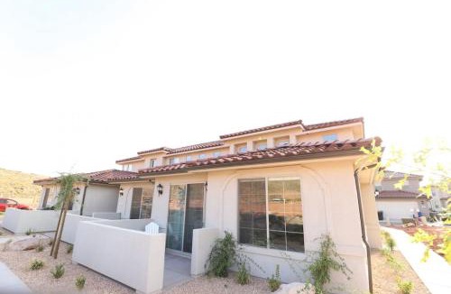 Sienna Hills House | Waterpark Retreat w/Lazy River, Pickleball Courts