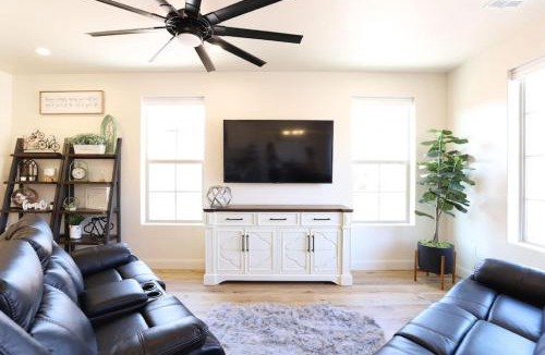 Sienna Hills House | Waterpark Retreat w/Lazy River, Pickleball Courts