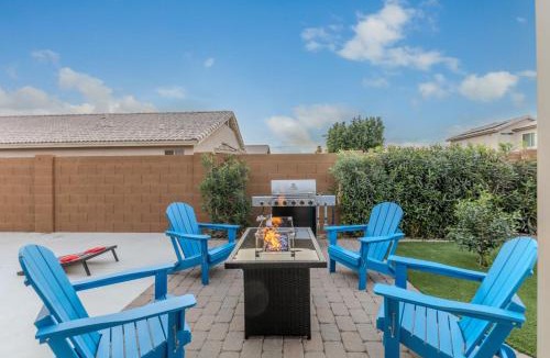 Surprise House | West Valley Pool Side Oasis