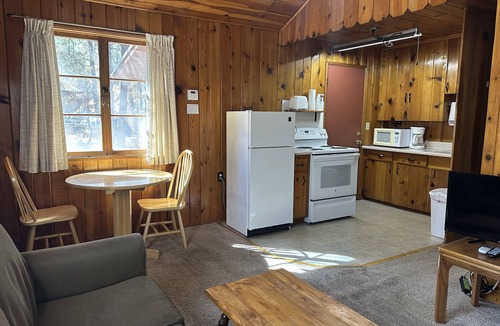 Pinetop Cabin | Whispering Pines Resort-Cabin #1(Highway Front)