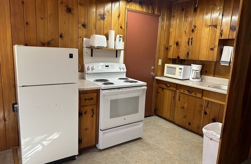 Pinetop Cabin | Whispering Pines Resort-Cabin #1(Highway Front)