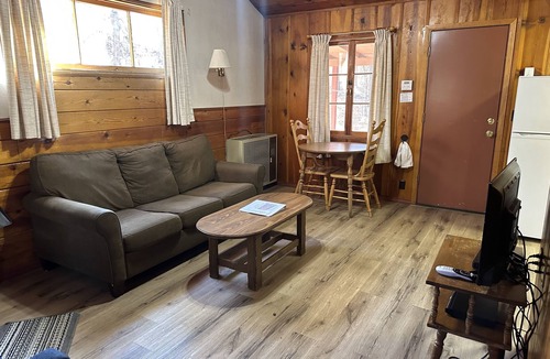 Pinetop Cabin | Whispering Pines Resort- Cabin #3 (Highway Front)