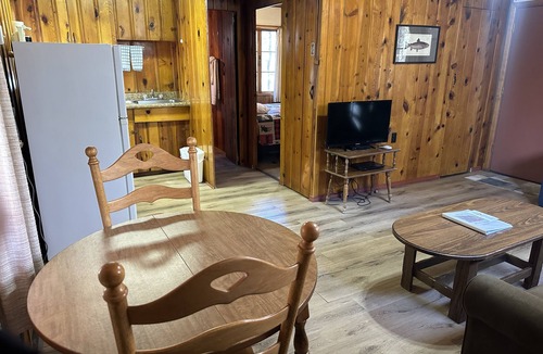 Pinetop Cabin | Whispering Pines Resort- Cabin #3 (Highway Front)