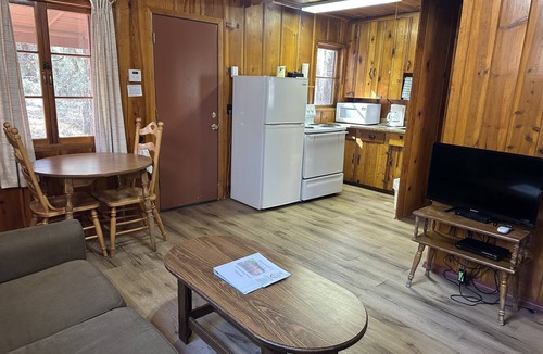 Pinetop Cabin | Whispering Pines Resort- Cabin #3 (Highway Front)