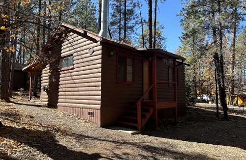 Pinetop Cabin | Whispering Pines Resort- Cabin #3 (Highway Front)