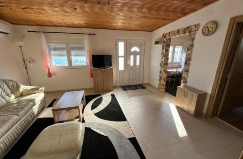 Dobra Voda Apartment | White Apartman