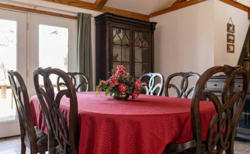Lone Rock House | White River Escape with BBQ & Private Backyard