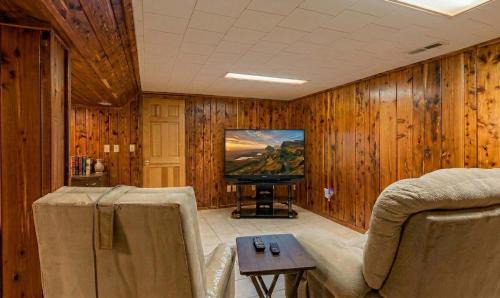 Lone Rock House | White River Escape with BBQ & Private Backyard