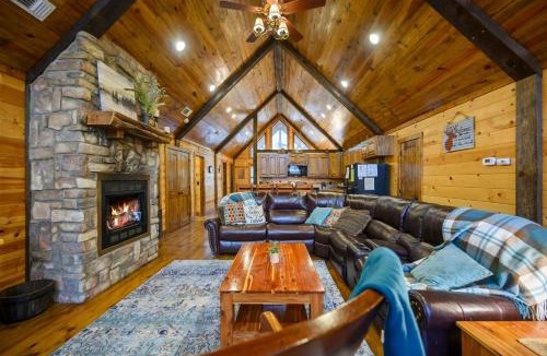 Broken Bow House | Whitetail Retreat Cabin for 13