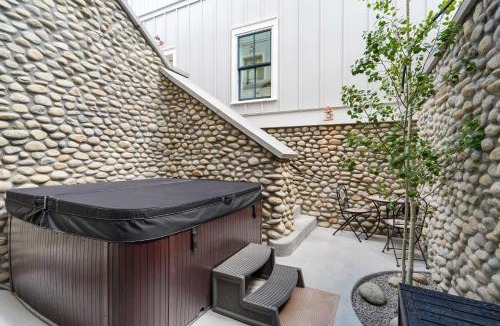 Buena Vista Villa | Whitewater Estate House & Guesthouse w Hot Tub