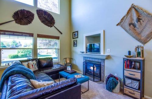 Boyd Acres House | Wildflower Getaway HALF acre yard firepit hot tub bikes Dogs OK