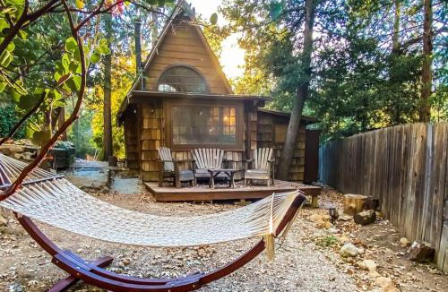 Idyllwild House | Wildland Zen Den Tiny House Retreat with Fireplace Grill AC Hammock Record Player Musical Instruments Pets OK