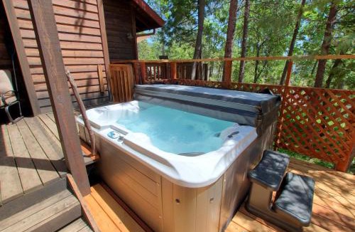 Bass Lake House | Willow Cove Lodge- 5 bedrooms with a hot tub