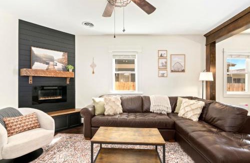 Windsor House | Windsor Farmhouse Family Fun, Yard and Fireplace
