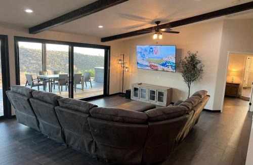 Temecula House | Winery Getaway with Spa and Amazing Hilltop View