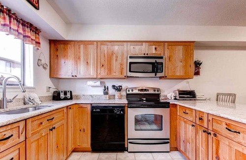 Four O'Clock House | Winterpoint 22 is close to Peak 8 and 9, walk to town!