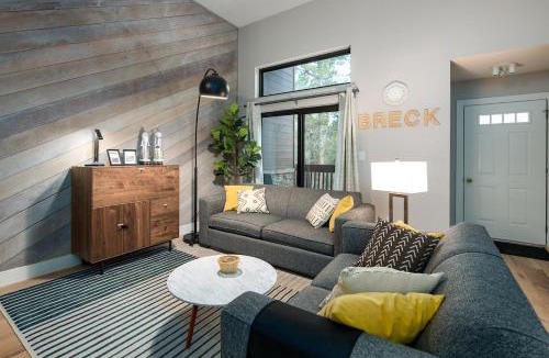 Four O'Clock Apartment | Winterpoint Emerald Townhome: Great Breck Location
