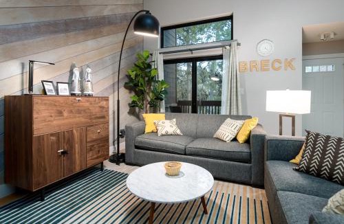 Four O'Clock Apartment | Winterpoint Emerald Townhome: Great Breck Location