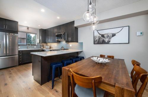 Four O'Clock Apartment | Winterpoint Emerald Townhome: Great Breck Location