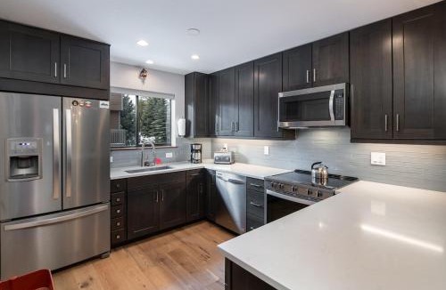 Four O'Clock Apartment | Winterpoint Emerald Townhome: Great Breck Location