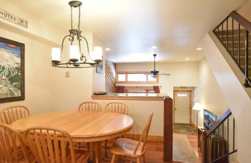 Four O'Clock Apartment | Winterpoint Snowbound Townhome - Walk to Town/Slopes