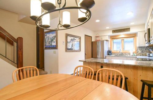 Four O'Clock Apartment | Winterpoint Snowbound Townhome - Walk to Town/Slopes