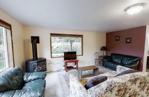 Joseph House | Wonderful Home Close to Lake withPrivate W&D WiFi Gas Fireplace - 2 Dogs Okay