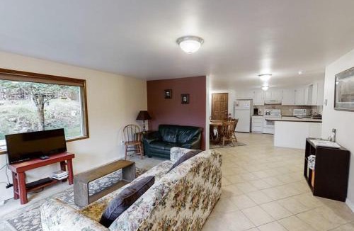 Joseph House | Wonderful Home Close to Lake withPrivate W&D WiFi Gas Fireplace - 2 Dogs Okay