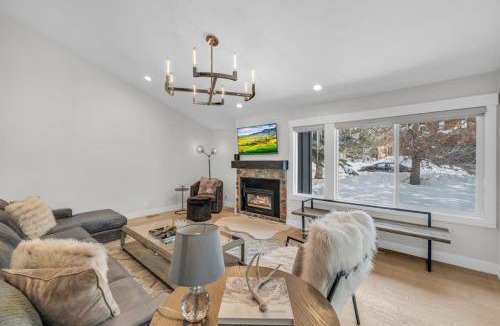 South Snyderville Basin House | Wow factor mountain views private hot tub fireplace fire pit & walk to lifts