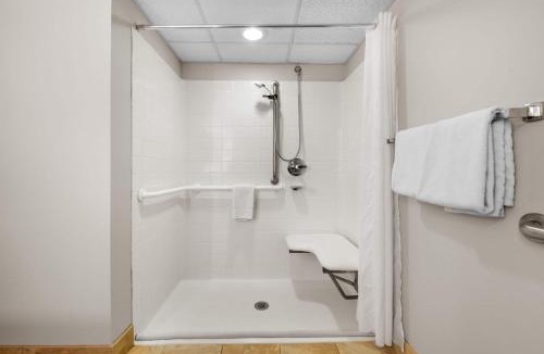 South Loop Hotel | Wyndham Bloomington - Mall of America