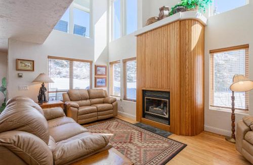 Driggs House | Year-Round Base w/Balcony & Mtn Views in Driggs!