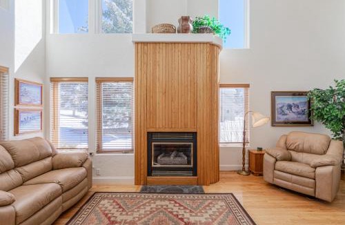 Driggs House | Year-Round Base w/Balcony & Mtn Views in Driggs!