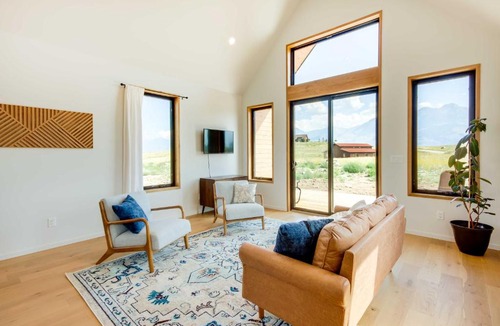 Emigrant House | Yellowstone Prairie Retreat: 360 Mountain Views!