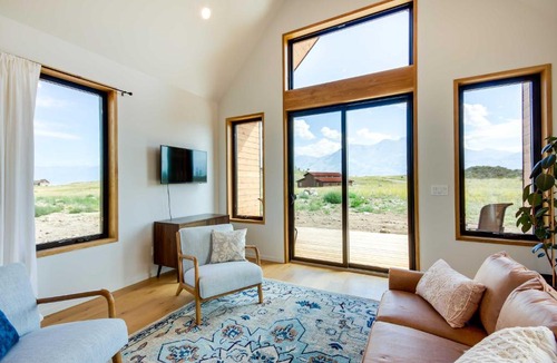 Emigrant House | Yellowstone Prairie Retreat: 360 Mountain Views!