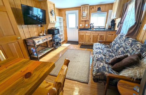 Gardiner Cabin | Yellowstone's Treasure Cabin #6, few min drive from Yellowstone Park