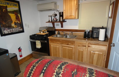 West Yellowstone Apartment | Yellowstone Studio # 4. Just One Mile From Yellowstone's Main Entrance