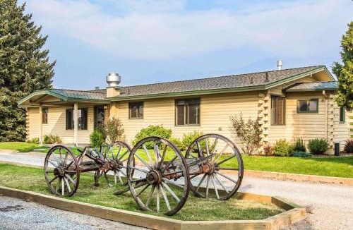Livingston Cabin | Yellowstone Valley Lodge, an Ascend Collection Hotel